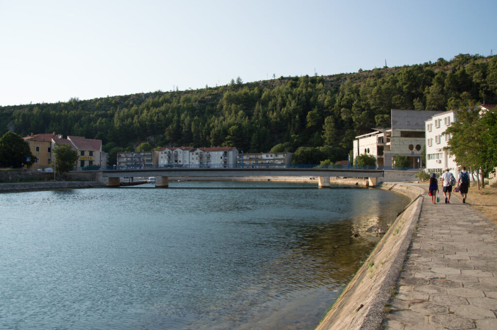 Foto dun grupo de amigos paseando pola ribeira dun río.