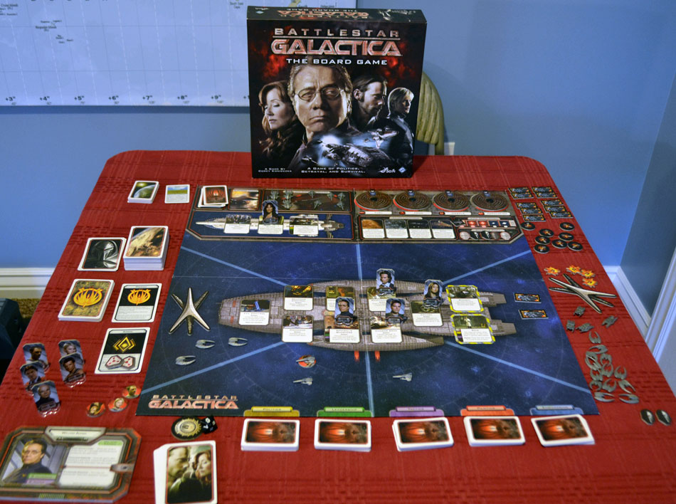 Foto dunha mesa disposta para comezar a xogar ao xogo de mesa de Battlestar Galactica.
