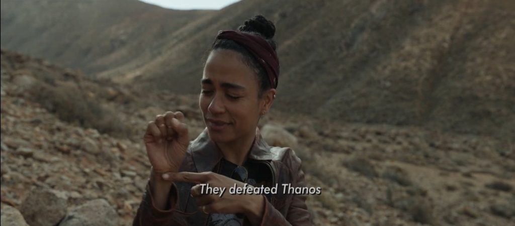 Captura do filme Eternals onde unha muller fai un xesto coas mans, o subtítulo di "They defeated Thanos".