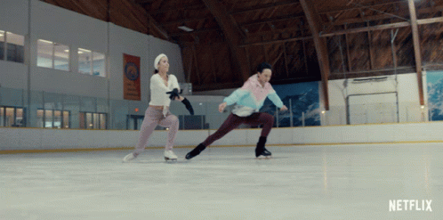 Duas patinadores sobre gelo da série Spinning Out.