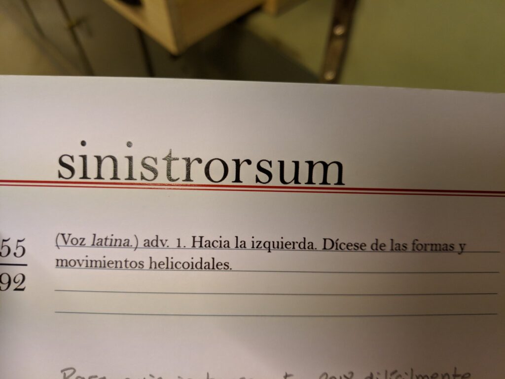 "Sinistrorsum (voz latina): Hacia la izquierda. Dícese de las formas y movimientos helicoidales."