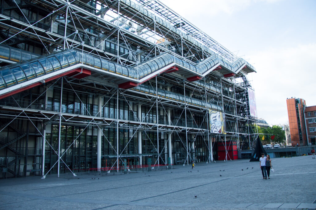 Foto dunha parella paseando diante do Centro Pompidou.