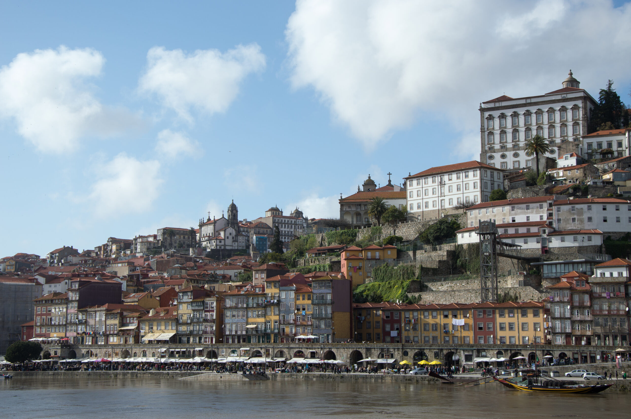 Foto da parte vella do Porto un día de nubes brancas.