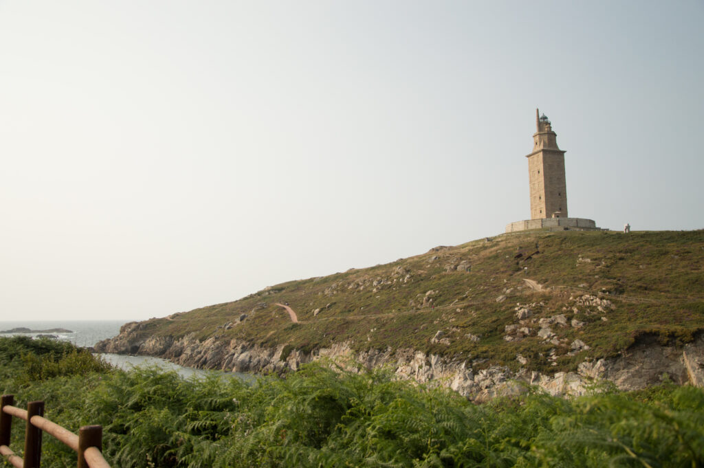 Foto da Torre de Hércules contra o ceo.