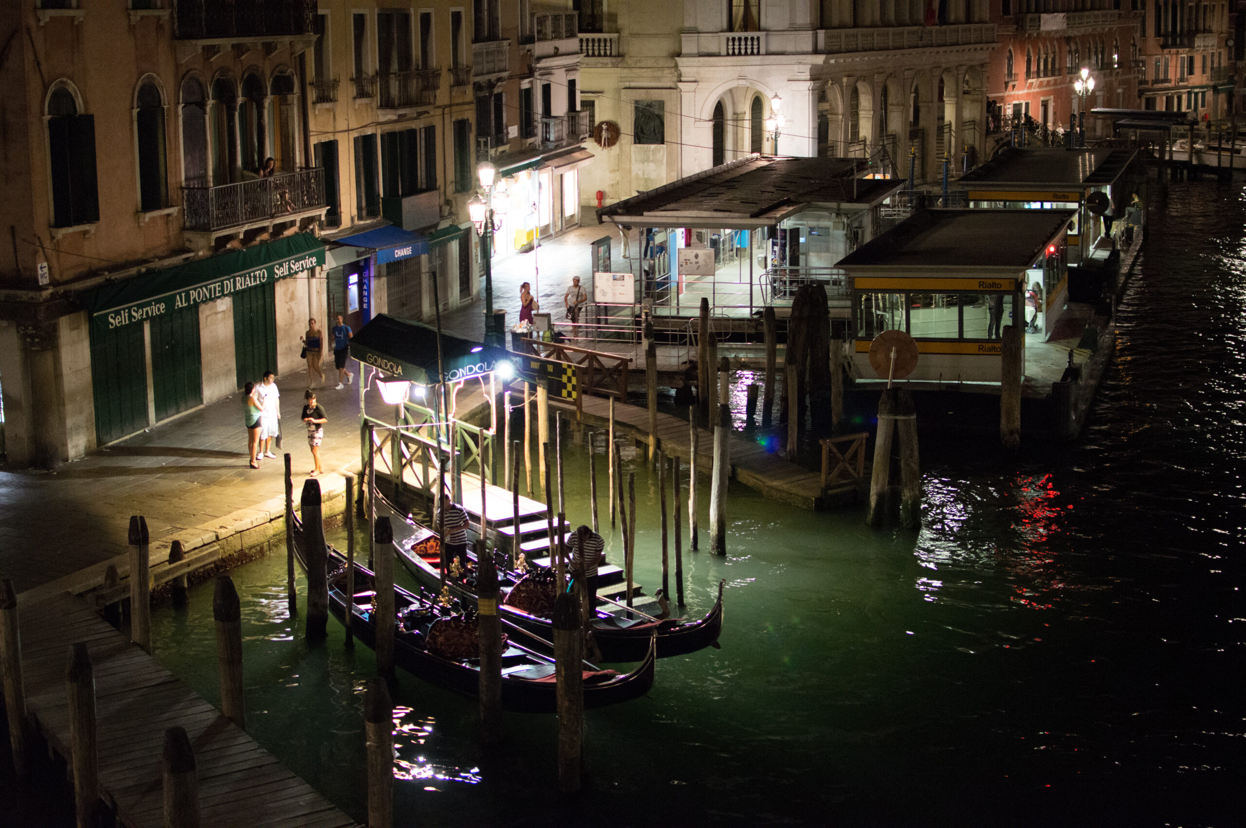 Foto nocturna dun dos canais de Venecia.